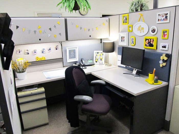 How to decorate a office desk