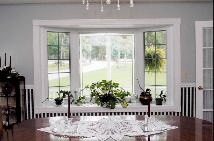 How to decorate bay windows